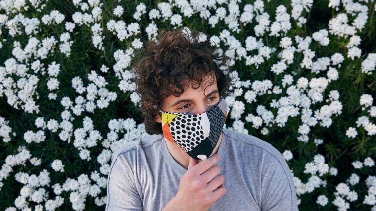 Cómo usar una mascarilla sin empañar las gafas | FIVED.ES