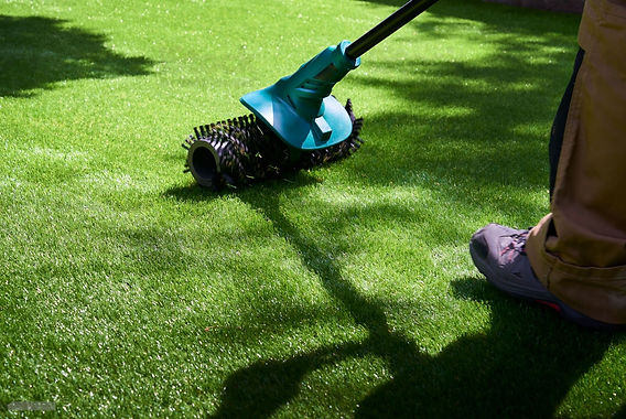 Mantenimiento del pasto sintético: consejos para alargar su vida útil